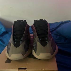 YEEZY 700 V3
"Fade Carbon"
